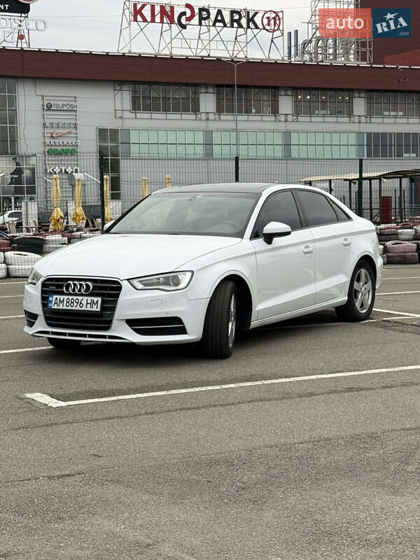 Седан Audi A3 2015 в Киеве