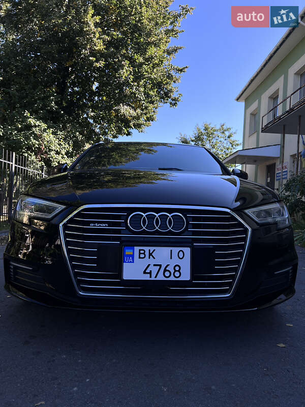 Седан Audi A3 2017 в Ровно