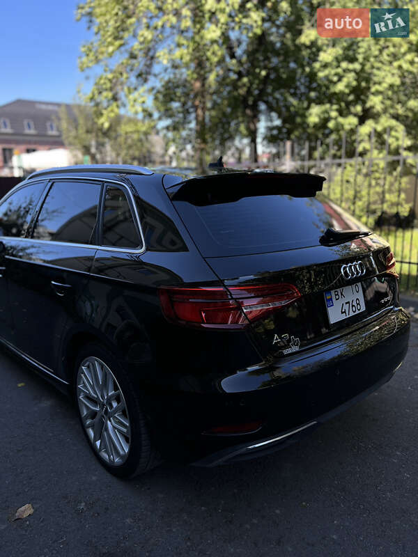 Седан Audi A3 2017 в Ровно