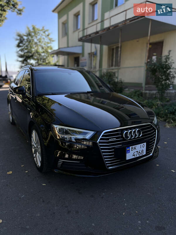 Седан Audi A3 2017 в Ровно