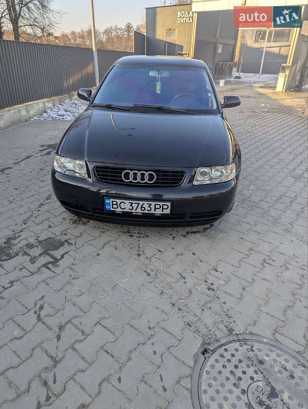 Хэтчбек Audi A3 2001 в 