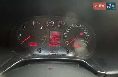 Хэтчбек Audi A3 2002 в 