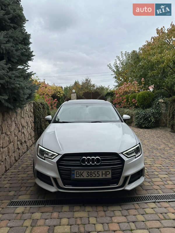 Седан Audi A3 2016 в Ровно