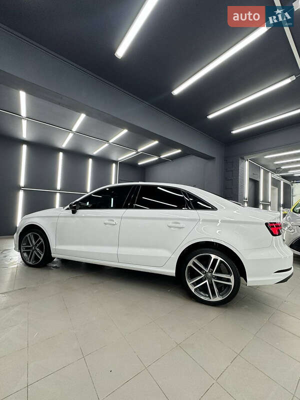 Седан Audi A3 2017 в Ивано-Франковске