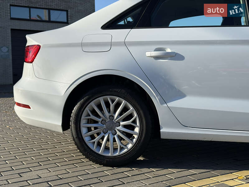 Седан Audi A3 2016 в Киеве
