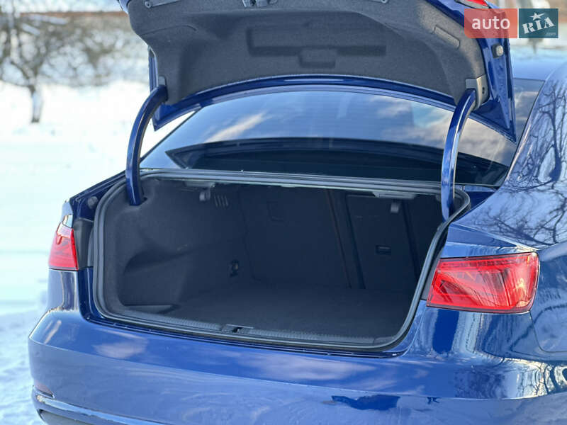 Седан Audi A3 2014 в Ромнах