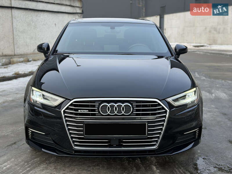 Хэтчбек Audi A3 2018 в Киеве