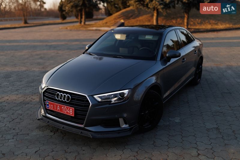 Седан Audi A3 2018 в Дубні