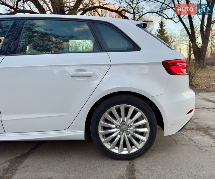 Хетчбек Audi A3 2016 в Києві фото 10 Хетчбек Audi A3 2016 в Києві