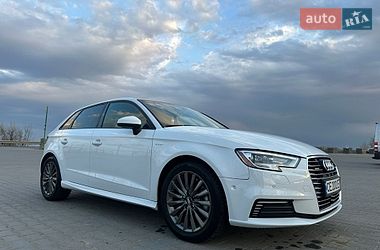 Хетчбек Audi A3 2016 в Чернівцях