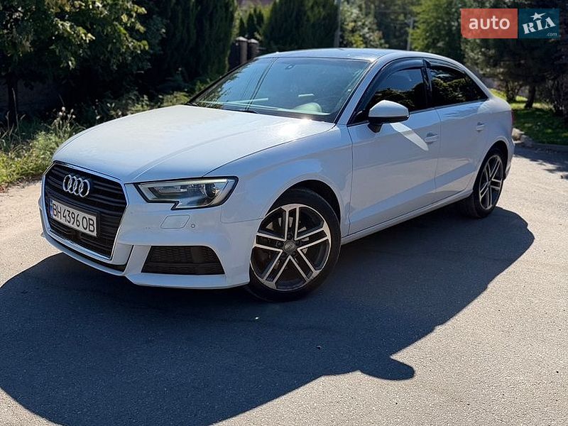 Седан Audi A3 2017 в Дніпрі