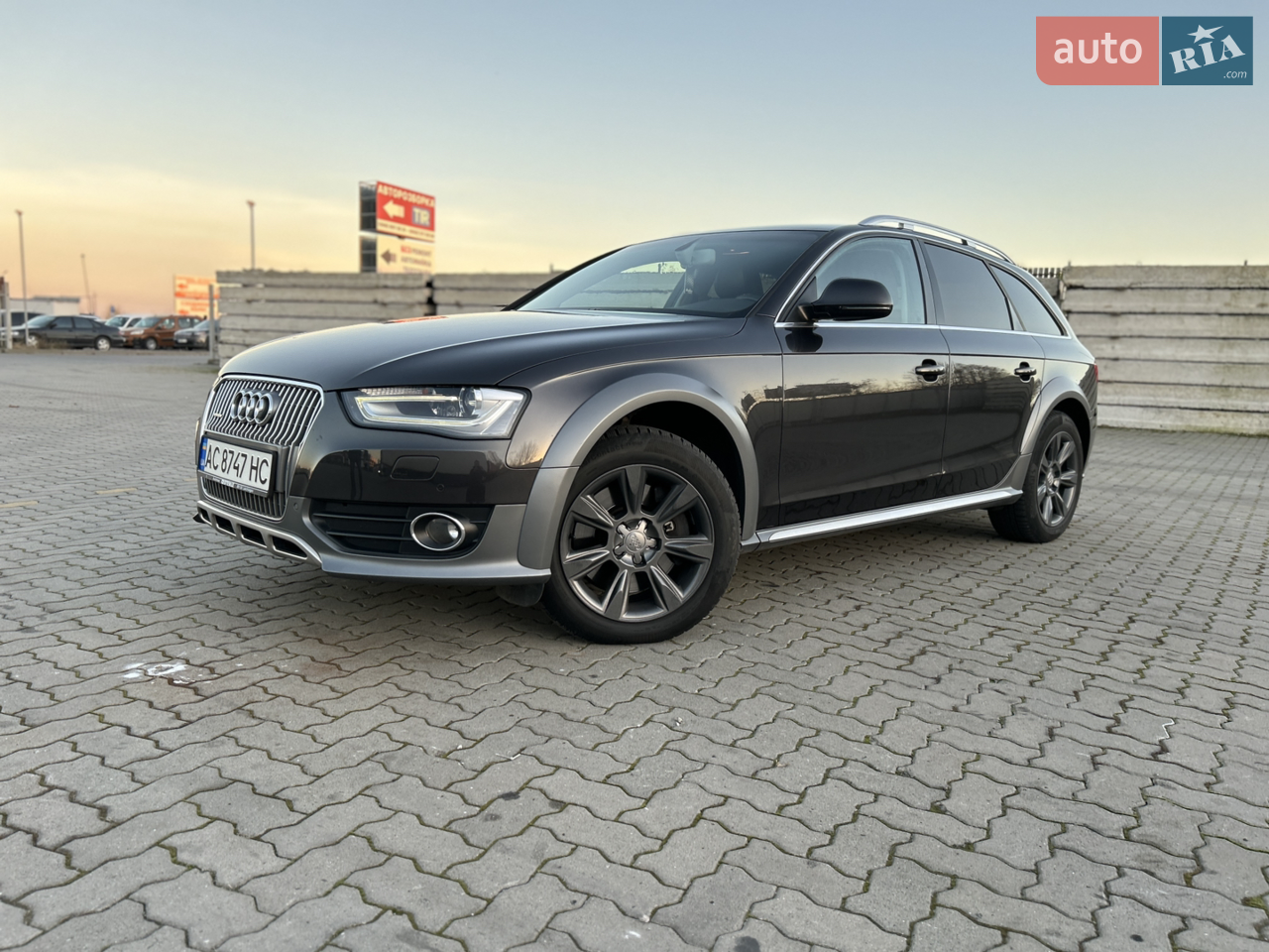 Автомобіль в гарному стані торг біля авто. Екологія на місці нічого не вирізано і не від шивалося. Мотор сухий ні де нічого не тиче.  Два комплекта коліс на дисках.