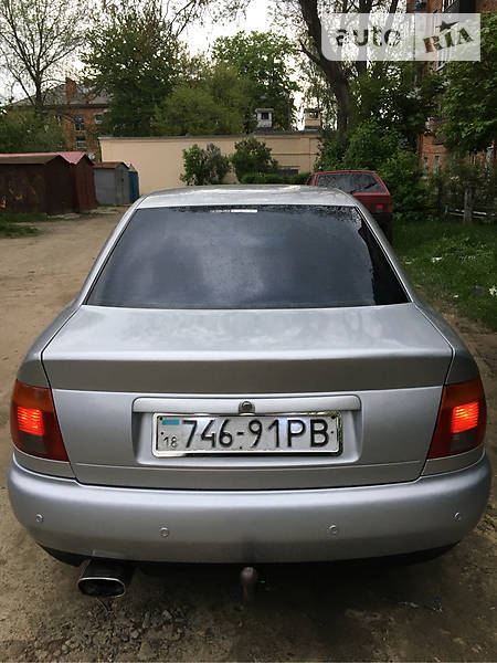 Седан Audi A4 1995 в Чернівцях