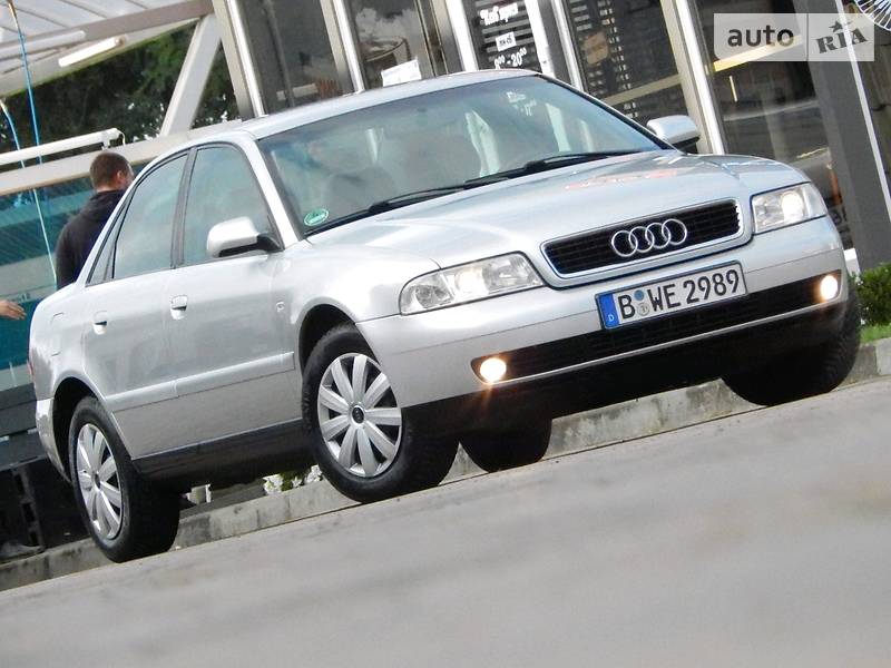 Седан Audi A4 2000 в Сарнах