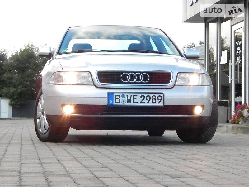 Седан Audi A4 2000 в Сарнах