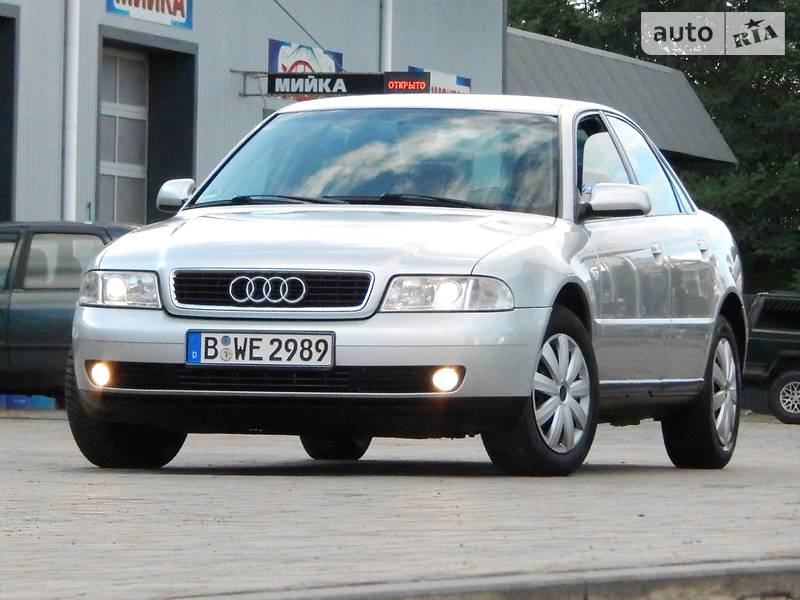 Седан Audi A4 2000 в Сарнах