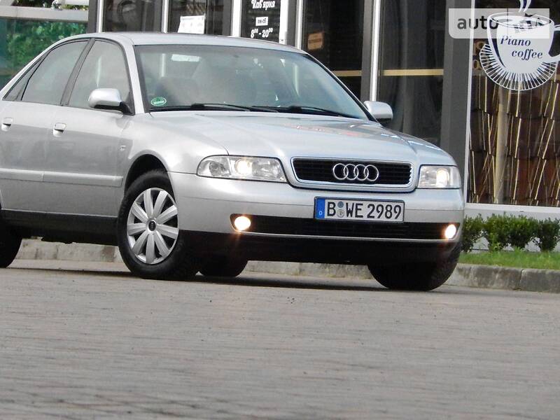 Седан Audi A4 2000 в Сарнах