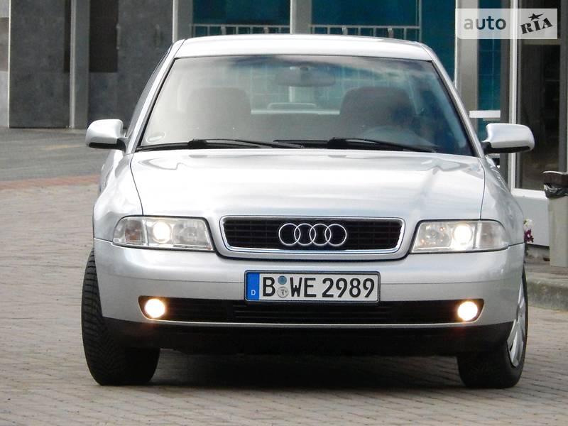 Седан Audi A4 2000 в Сарнах