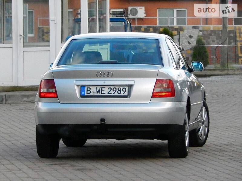 Седан Audi A4 2000 в Сарнах
