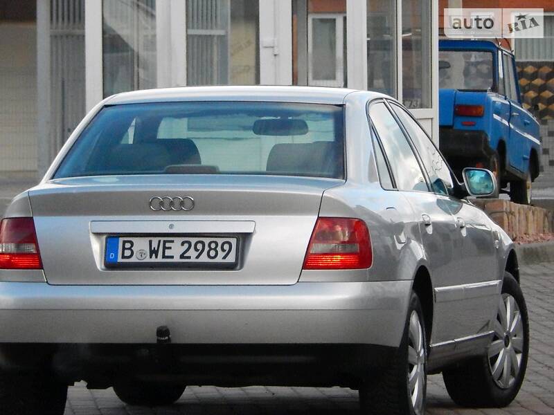 Седан Audi A4 2000 в Сарнах