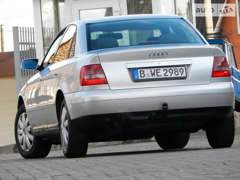 Седан Audi A4 2000 в Сарнах