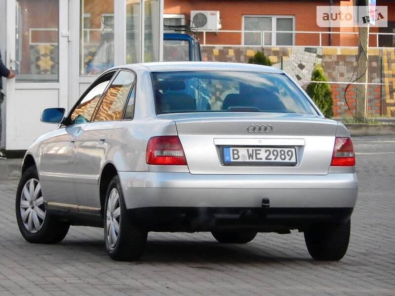 Седан Audi A4 2000 в Сарнах