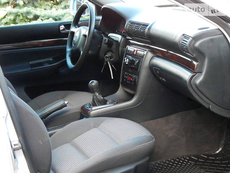 Седан Audi A4 2000 в Сарнах