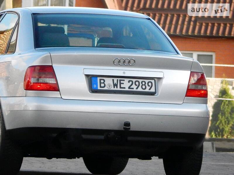 Седан Audi A4 2000 в Сарнах