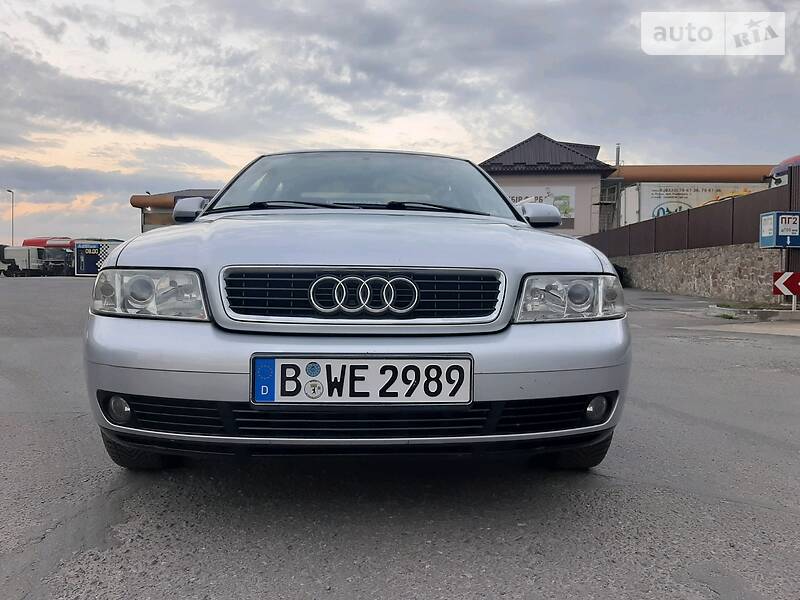 Седан Audi A4 2000 в Сарнах