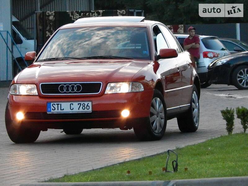 Седан Audi A4 2000 в Сарнах