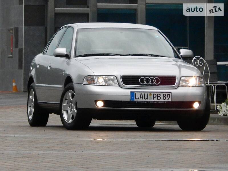 Седан Audi A4 2000 в Сарнах