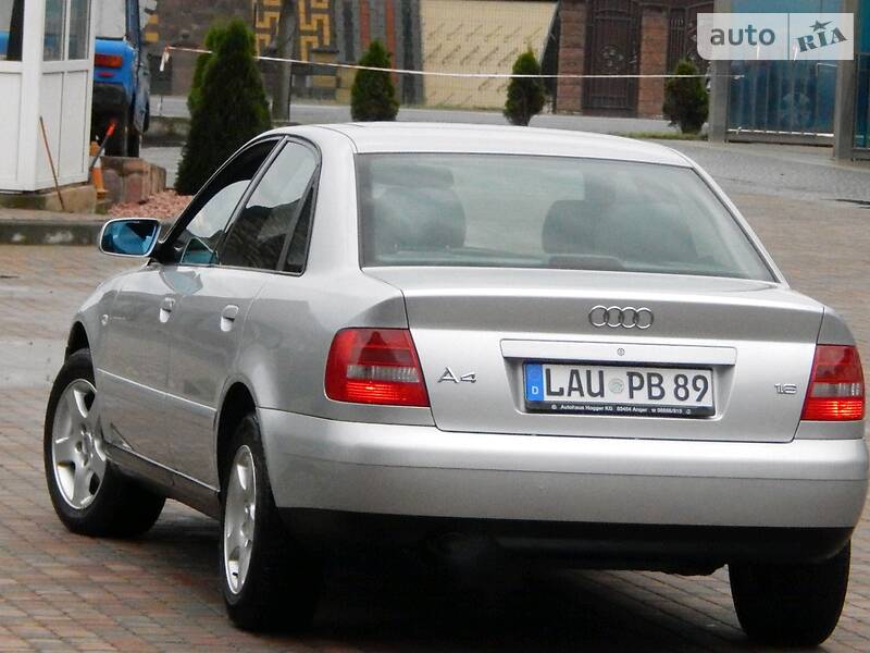 Седан Audi A4 2000 в Сарнах