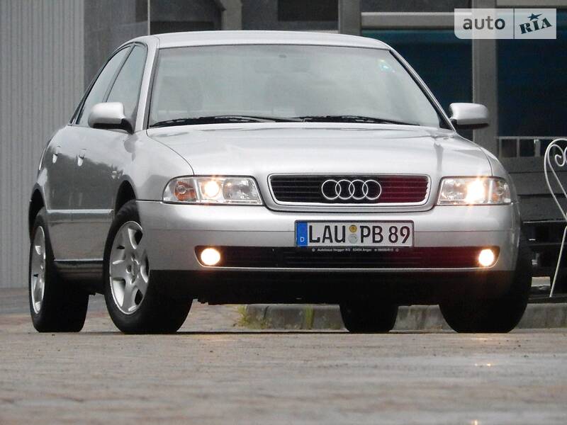 Седан Audi A4 2000 в Сарнах