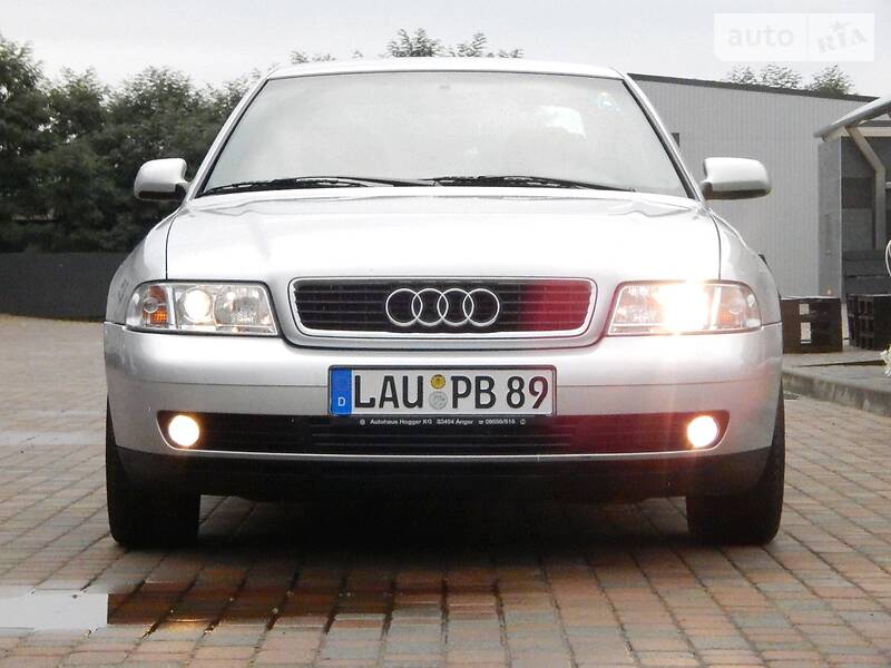 Седан Audi A4 2000 в Сарнах