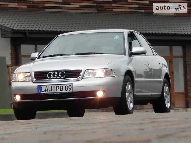 Седан Audi A4 2000 в Сарнах