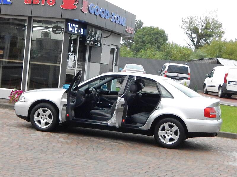 Седан Audi A4 2000 в Сарнах