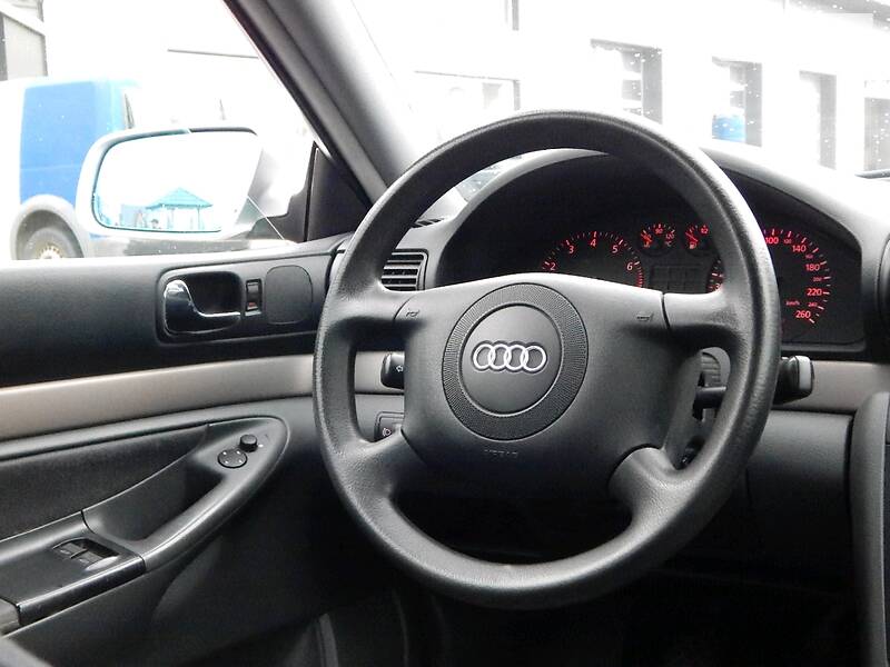 Седан Audi A4 2000 в Сарнах
