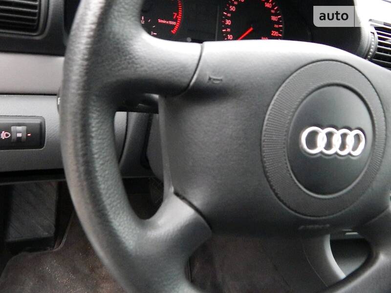 Седан Audi A4 2000 в Сарнах