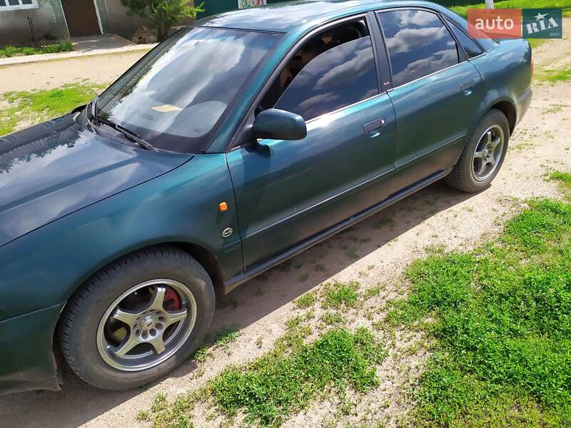 Седан Audi A4 1996 в Теплике