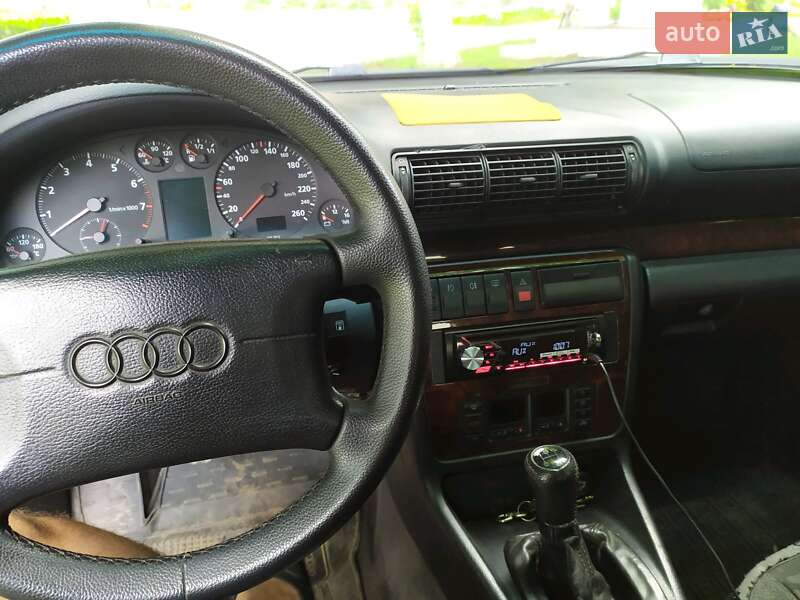 Седан Audi A4 1996 в Теплике