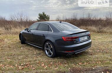 Седан Audi A4 2017 в 