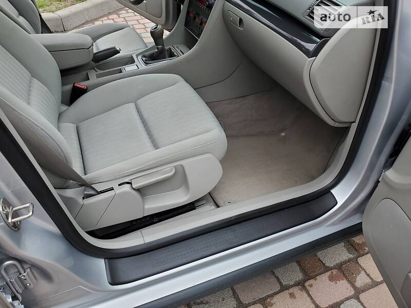 Седан Audi A4 2003 в Сарнах