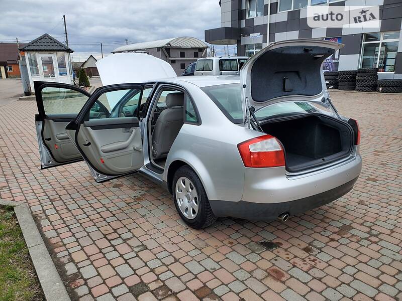 Седан Audi A4 2003 в Сарнах