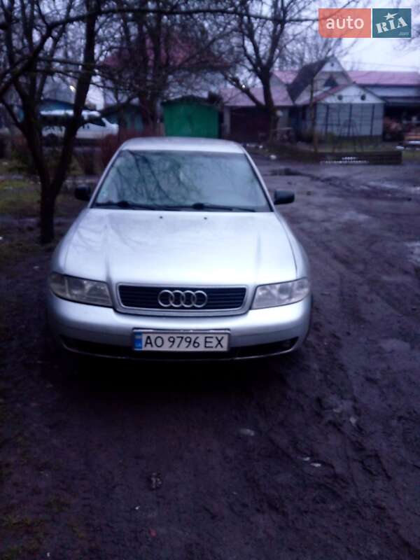 Седан Audi A4 1995 в Ужгороде