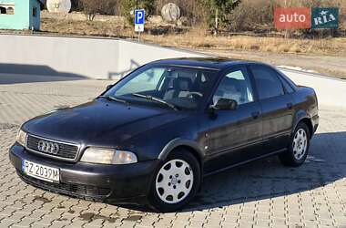 Седан Audi A4 1998 в Воловце