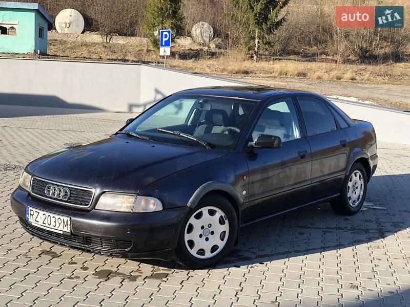 Седан Audi A4 1998 в Воловце
