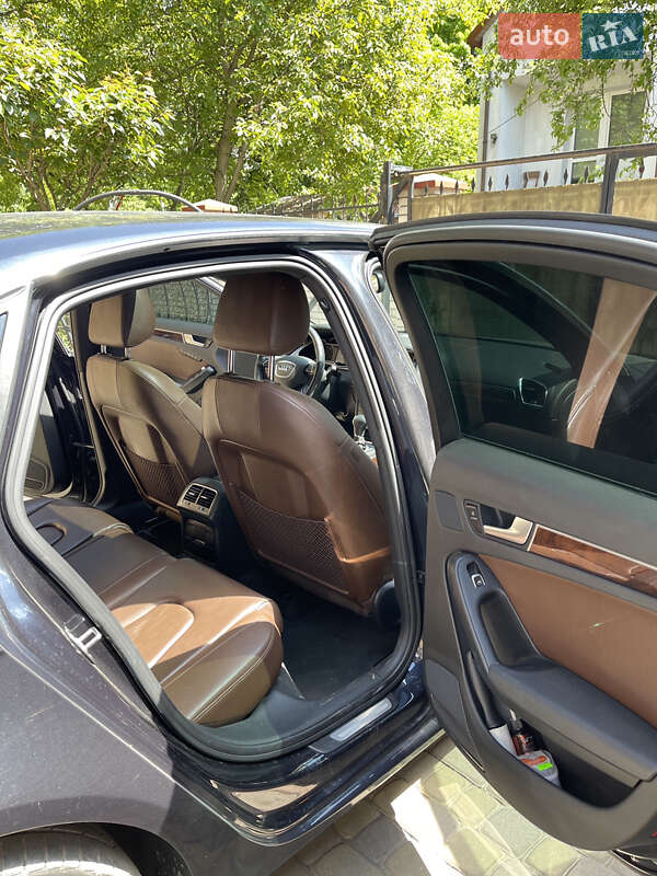 Седан Audi A4 2012 в Львове