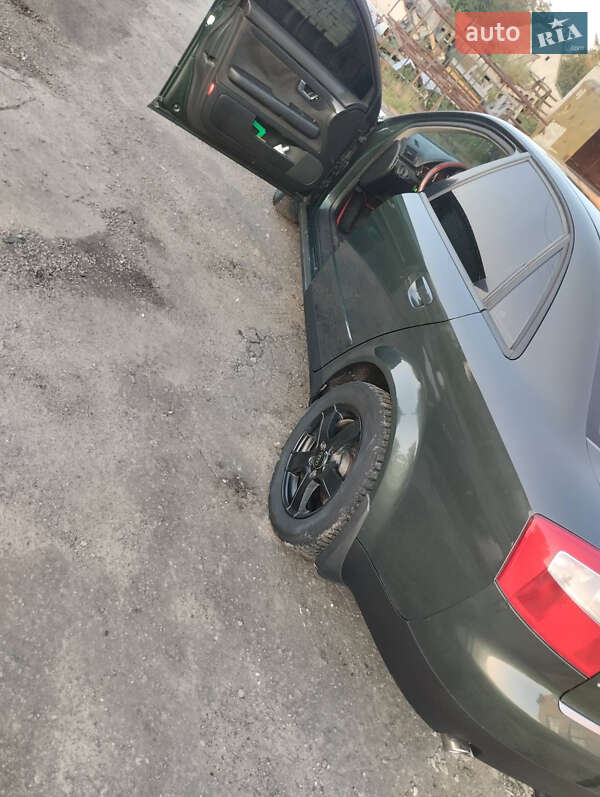 Седан Audi A4 2001 в Ратным