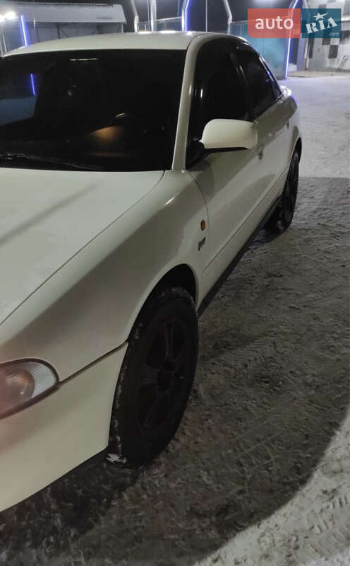 Седан Audi A4 1998 в Сарнах