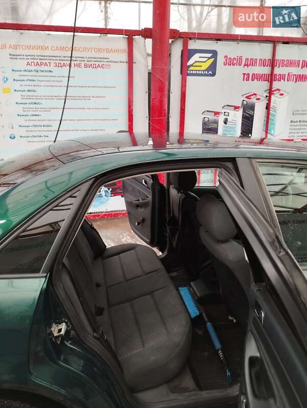 Седан Audi A4 1998 в Днепре